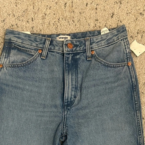 Wrangler Wrock 692 NWT size 26 frayed flare bottom. Slight crop - Picture 3 of 8
